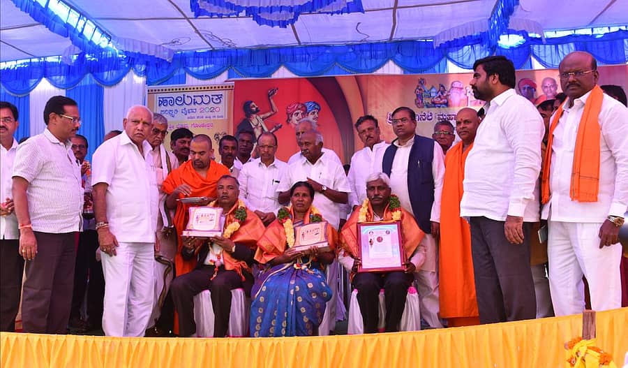 ರಾಯಚೂರು ಜಿಲ್ಲೆ ದೇವದುರ್ಗ ತಾಲ್ಲೂಕು ತಿಂಥಿಣಿ ಬ್ರಿಡ್ಜ್ ಪಕ್ಕದ ಕನಕ ಗುರುಪೀಠದಲ್ಲಿ ನಡೆದ ಹಾಲುಮತ ಸಂಸ್ಕೃತಿ ವೈಭವ ನಿಮಿತ್ತ ಸೋಮವಾರ ಆಯೋಜಿಸಿದ್ದ ಆದಿವಾಸಿ ಸಂಸ್ಕೃತಿ ಸಮಾವೇಶದಲ್ಲಿ ಕನ್ನಡ ವಿಶ್ವವಿದ್ಯಾಲಯದ ಪ್ರಾಧ್ಯಾಪಕ ಕೆ.ಎಂ.ಮೇತ್ರಿ, ಕೊಡಗಿನ ಆದಿವಾಸಿಗಳ ಪರ ಹೋರಾಟಗಾರ್ತಿ ಮುತ್ತಮ್ಮ ಹಾಗೂ ಗದಗ ಜಿಲ್ಲೆಯ ಜಯದೇವ ಮೆಣಸಗಿ ಅವರಿಗೆ ಗಣ್ಯರು ಪ್ರಶಸ್ತಿಗಳನ್ನು ನೀಡಿ ಸನ್ಮಾನಿಸಿದರು