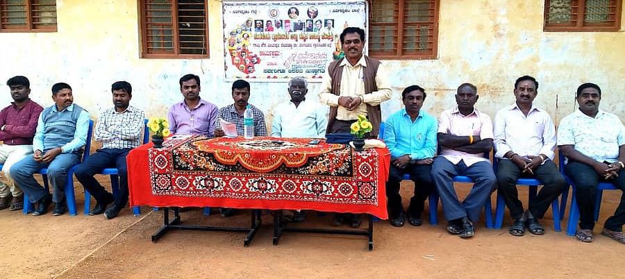 ವಿಜಯಪುರದ ಮಹಾತ್ಮಾಪ್ರೌಢಶಾಲೆಯಲ್ಲಿ ಆಯೋಜಿಸಿದ್ದ ಸ್ವಾಮಿ ವಿವೇಕಾನಂದ ಜಯಂತಿ ಕಾರ್ಯಕ್ರಮದಲ್ಲಿ ಶರಣ ಸಾಹಿತ್ಯ ಪರಿಷತ್ತಿನ ಅಧ್ಯಕ್ಷ ಚಂದ್ರಶೇಖರ ಹಡಪದ್ ಮಾತನಾಡಿದರು