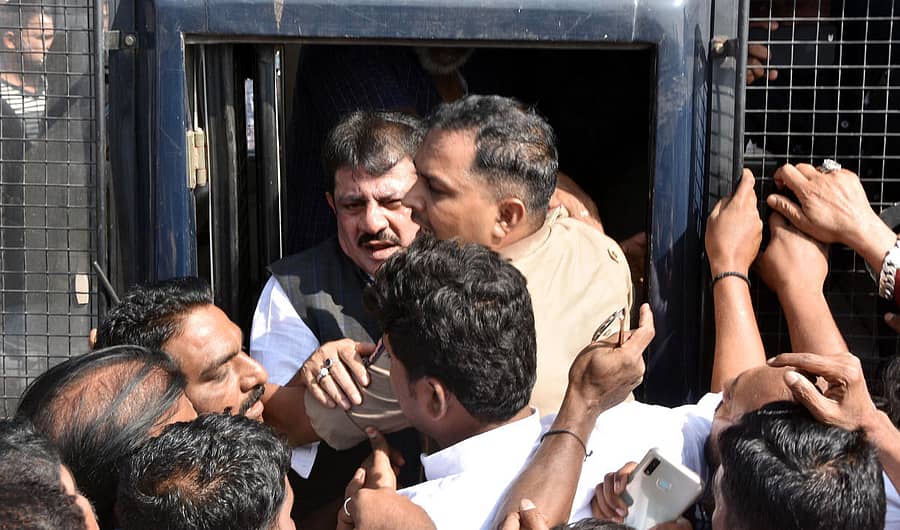 ಬಳ್ಳಾರಿ ಹೊರವಲಯದಲ್ಲಿ ಸೋಮವಾರ ಶಾಸಕ ಜಮೀರ್‌ ಅಹ್ಮದ್‌ ಅವರನ್ನು ವಶಕ್ಕೆ ಪಡೆದು ವ್ಯಾನ್‌ಗೆ ಹತ್ತಿಸಿದ ಪೊಲೀಸರು