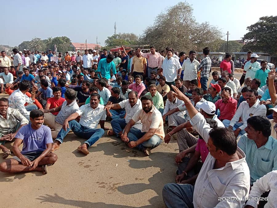 ಕಾರವಾರದಲ್ಲಿ ‘ಸಾಗರಮಾಲಾ’ ಯೋಜನೆಯ ಕಾಮಗಾರಿ ವಿರುದ್ಧ ಮೀನುಗಾರರು ಮಂಗಳವಾರ ಪ್ರತಿಭಟನೆ ನಡೆಸಿದರು