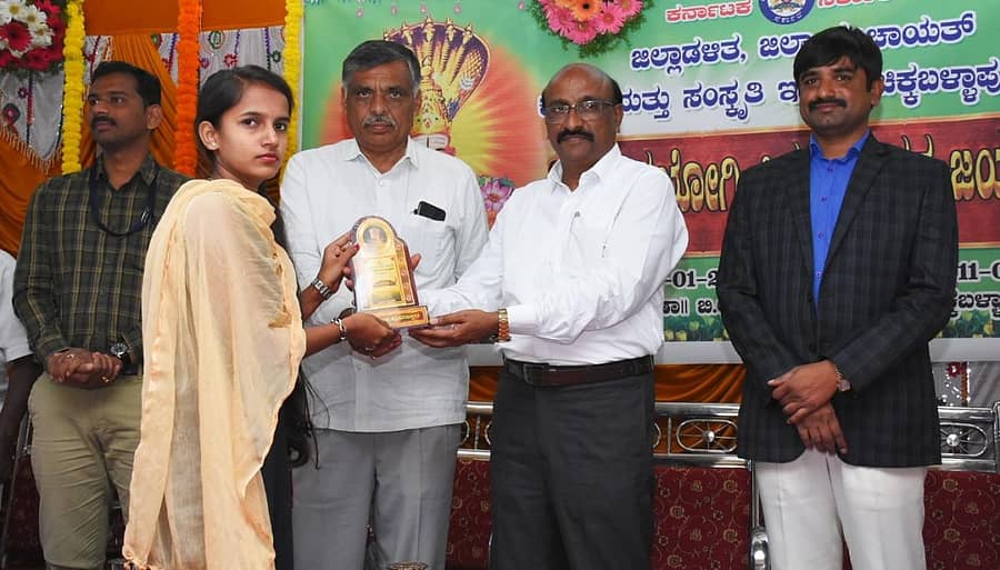 ಕಾರ್ಯಕ್ರಮದಲ್ಲಿ ಭೋವಿ ಸಮುದಾಯದ ಪ್ರತಿಭಾವಂತ ವಿದ್ಯಾರ್ಥಿಗಳಿಗೆ ನೆನಪಿನ ಕಾಣಿಕೆ ನೀಡಿ, ಗೌರವಿಸಲಾಯಿತು.