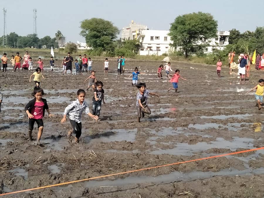 ಗಂಗಾವತಿಯ ಜಯನಗರದ ಮಹಾನ್ ಕಿಡ್ಸ್ ಶಾಲೆಯಲ್ಲಿ ಸಂಕ್ರಾಂತಿ ಪ್ರಯುಕ್ತ ಮಕ್ಕಳಿಗಾಗಿ ಕೆಸರು ಗದ್ದೆ ಓಟ ಆಯೋಜಿಸಲಾಗಿತ್ತು