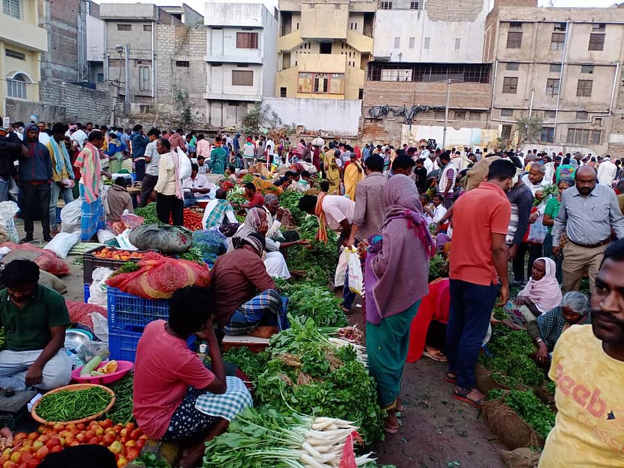 ರಾಯಚೂರಿನ ರೈತ ಮಾರುಕಟ್ಟೆಯಲ್ಲಿ ಸಂಕ್ರಮಣ ನಿಮಿತ್ತ ಮಂಗಳವಾರ ಬೆಳಿಗ್ಗೆ ತಾಜಾ ತರಕಾರಿಗಳ ಖರೀದಿಗಾಗಿ ಜನರು ನೆರೆದಿದ್ದರು