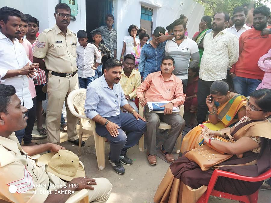 ಯಾದಗಿರಿಯ ಡಾ.ಬಿ.ಆರ್. ಅಂಬೇಡ್ಕರ್ ನಗರದಲ್ಲಿ ಬಾಲ್ಯವಿವಾಹ ನಡೆಯುತ್ತಿರುವ ಬಗ್ಗೆ ಅಧಿಕಾರಿಗಳು ಅನಿರೀಕ್ಷಿತ ದಾಳಿ ನಡೆಸಿ ತಡೆ ಹಿಡಿದಿದ್ದಾರೆ