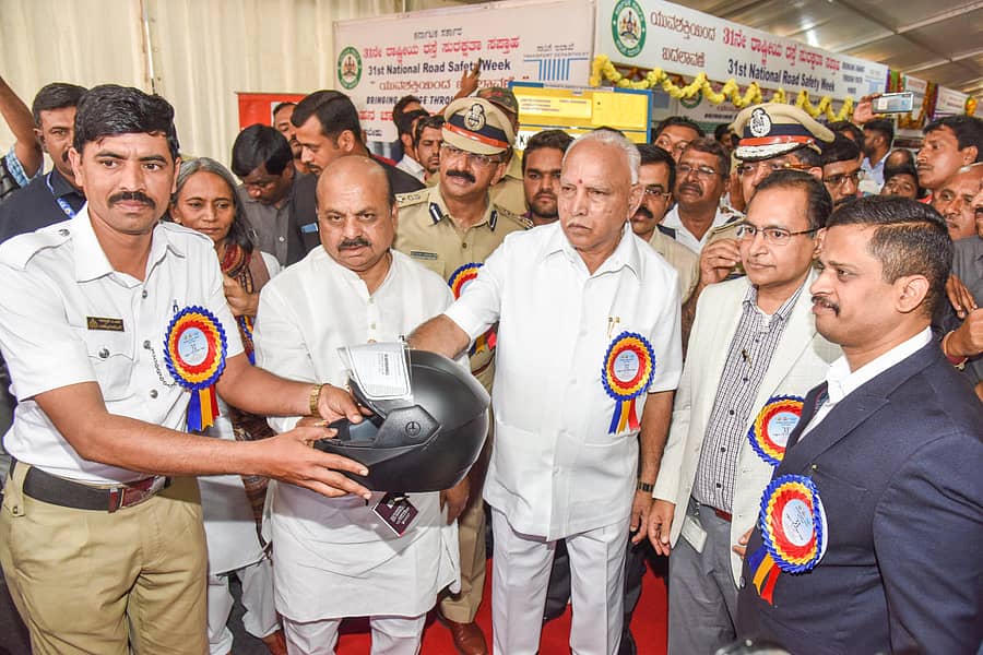 ಬಿ.ಎಸ್.ಯಡಿಯೂರಪ್ಪ ಅವರು ಸಂಚಾರ ಪೊಲೀಸ್ ಸಿಬ್ಬಂದಿಗೆ ಹೆಲ್ಮೆಟ್ ವಿತರಿಸಿದರು. ಡಿಜಿಪಿ ನೀಲಮಣಿ ಎನ್.ರಾಜು, ಗೃಹ ಸಚಿವ ಬಸವರಾಜ ಬೊಮ್ಮಾಯಿ, ಸಂಚಾರ ಜಂಟಿ ಪೊಲೀಸ್ ಕಮಿಷನರ್ ಬಿ.ಆರ್.ರವಿಕಾಂತೇಗೌಡ, ಬೆಂಗಳೂರು ನಗರ ಪೊಲೀಸ್ ಕಮಿಷನರ್ ಭಾಸ್ಕರ ರಾವ್ ಇದ್ದರು – ಪ್ರಜಾವಾಣಿ ಚಿತ್ರ
