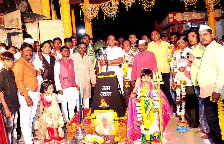 ಬಸವಕಲ್ಯಾಣ ತಾಲ್ಲೂಕಿನ ಘೋಟಾಳದಲ್ಲಿ ಮಂಗಳವಾರ ನಡೆದ ರಾಮನಾಥ ಮಹಾರಾಜ ಜಾತ್ರೆಯಲ್ಲಿ ಯೋಧರನ್ನು ಸನ್ಮಾನಿಸಲಾಯಿತು