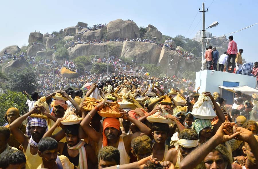 ಮೈಲಾಪುರದ ಮೈಲಾರಲಿಂಗೇಶ್ವರ ಪಲ್ಲಕ್ಕಿ ಉತ್ಸವ ಜಾತ್ರೆಗೆ ಬಂದಿದ್ದ ಅಪಾರ ಜನಸ್ತೋಮ