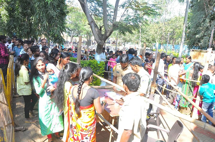 ಸಂಕ್ರಾಂತಿ ಹಿನ್ನೆಲೆಯಲ್ಲಿ ಬುಧವಾರ ಗದುಗಿನ ಬಿಂಕದಕಟ್ಟಿ ಮೃಗಾಲಯದಲ್ಲಿ ಪ್ರವಾಸಿಗರ ದಟ್ಟಣೆ ಕಂಡುಬಂತು