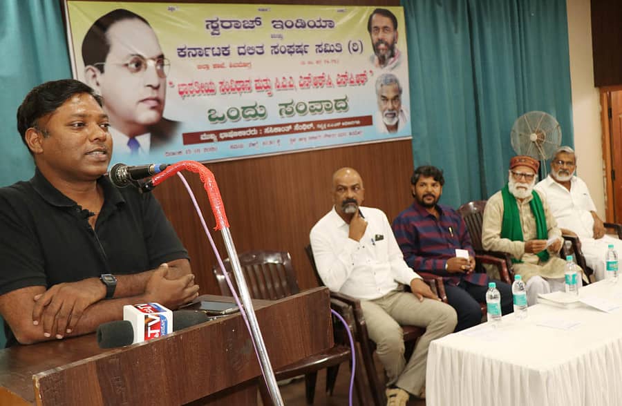 ಶಿವಮೊಗ್ಗದಲ್ಲಿ ಬುಧವಾರ ಸ್ವರಾಜ್ ಇಂಡಿಯಾ, ಕರ್ನಾಟಕ ದಲಿತ ಸಂಘರ್ಷ ಸಮಿತಿ ಹಮ್ಮಿಕೊಂಡಿದ್ದ ಭಾರತೀಯ ಸಂವಿಧಾನ ಮತ್ತು ಪೌರತ್ವ ಕಾಯ್ದೆ ಕುರಿತ ಸಂವಾದ ಕಾರ್ಯಕ್ರಮದಲ್ಲಿ ಮಾಜಿ ಐಎಎಸ್ ಅಧಿಕಾರಿ ಸಸಿಕಾಂತ್ ಸೆಂಥಿಲ್‌ ಮಾತನಾಡಿದರು.