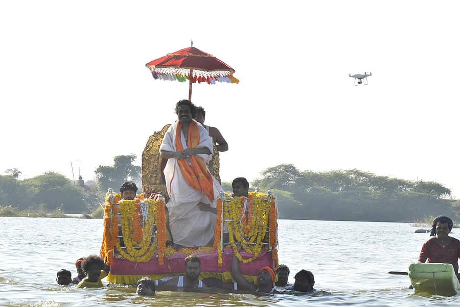 ಯಾದಗಿರಿ ತಾಲ್ಲೂಕಿನ ಅಬ್ಬೆತುಮಕೂರಿನಲ್ಲಿ ಸಂಕ್ರಾಂತಿ ಹಬ್ಬದ ನಿಮಿತ್ತ ಗಂಗಾಧರ ಶ್ರೀಗಳು ಭೀಮಾ ನದಿಯಲ್ಲಿ ವಿಶೇಷ ಪೂಜೆ ಸಲ್ಲಿಸಿ, ಭಕ್ತರಿಗೆ ದರ್ಶನ ನೀಡಿದರು
