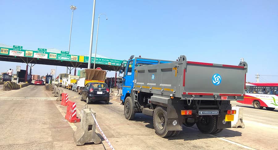 ಹಿರಿಯೂರು ತಾಲ್ಲೂಕಿನ ಗುಯಿಲಾಳು ಟೋಲ್ ಪ್ಲಾಜಾದಲ್ಲಿ ನಗದು ರೂಪದ ಶುಲ್ಕ ಪಾವತಿಗೆ ಬುಧವಾರ ಸರತಿ ಸಾಲಿನಲ್ಲಿ ನಿಂತ ವಾಹನಗಳು. ‘ಫಾಸ್ಟ್ಯಾಗ್’ಗೆ ಮೀಸಲಿರುವ ಲೇನ್ನಲ್ಲಿ ವಾಹನದಟ್ಟಣೆ ಕಾಣಲಿಲ್ಲ.