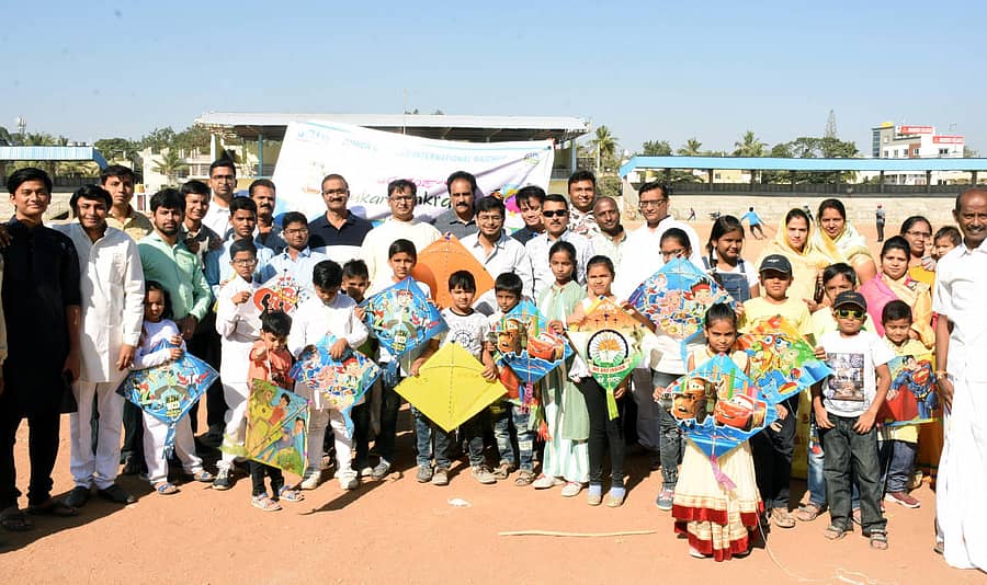 ರಾಯಚೂರಿನ ಜಿಲ್ಲಾ ಕ್ರೀಡಾಂಗಣದಲ್ಲಿ ಸಂಕ್ರಮಣ ನಿಮಿತ್ತ ಜೆಸಿಐನಿಂದ ಮಕ್ಕಳಿಗಾಗಿ ಗಾಳಿಪಟ ಬಿಡುವ ಸ್ಪರ್ಧೆ ಆಯೋಜಿಸಲಾಗಿತ್ತು