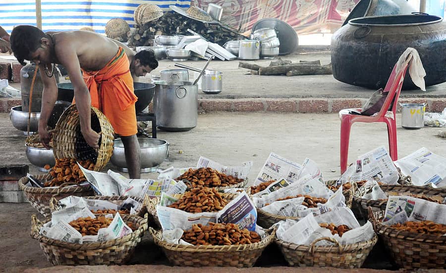 ಅದಮಾರು ಪರ್ಯಾಯದ ಪ್ರಸಾದ ವಿತರಣೆಗೆ ತಯಾರಿಸಿರುವ ವಿವಿಧ ಬಗೆಯ ಭಕ್ಷ್ಯಪ್ರಜಾವಾಣಿ ಚಿತ್ರ/ ಉಮೇಶ್ ಮಾರ್ಪಳ್ಳಿ