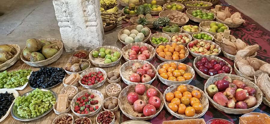 15ಎಂ.ಎಲ್.ಕೆ ೧ ಮೇಲುಕೋಟೆಯಲ್ಲಿ ನಡೆದ ಸಂಕ್ರಾಂತಿ ಉತ್ಸವದ ಪುಷ್ಪಕೈಂಕರ್ಯ ಸೇವೆಗಾಗಿ ಬದರೀನಾರಾಯಣಸ್ವಾಮಿ ದೇವಾಲಯದಲ್ಲಿ ಹಣ್ಣಿನ ತಟ್ಟೆಗಳನ್ನು ಜೋಡಿಸಿರುವ ದೃಶ್ಯ