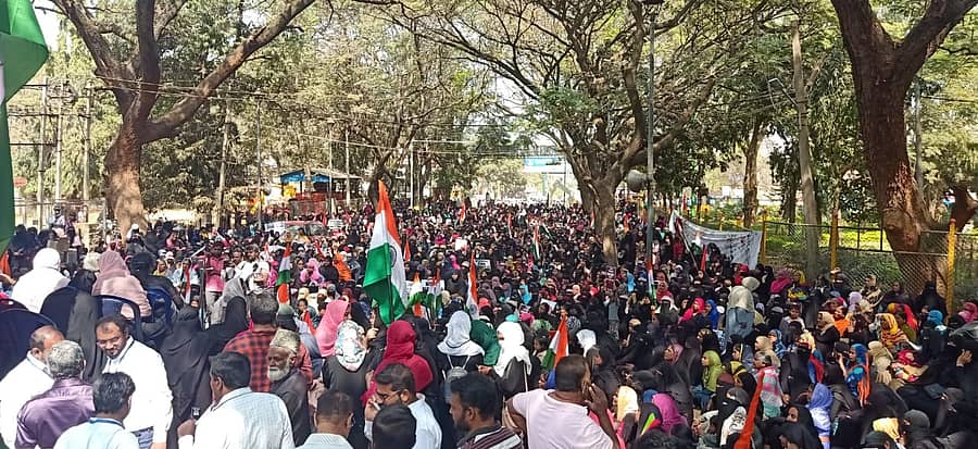 ತುಮಕೂರಿನಲ್ಲಿ ಗುರುವಾರ ಪೌರತ್ವ ತಿದ್ದುಪಡಿ ಕಾಯ್ದೆ ವಿರೋಧಿಸಿ ಮಹಿಳೆಯರು ಪ್ರತಿಭಟನೆ ನಡೆಸಿದರು.