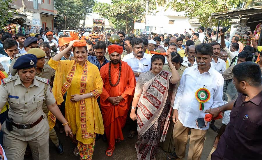 ಹರಿಹರದಲ್ಲಿ ಆಯೋಜಿಸಿದ್ದ ವೀರಶೈವ ಲಿಂಗಾಯತ ಪಂಚಮಸಾಲಿ ಹರಜಾತ್ರಾ ಮಹೋತ್ಸವ ಹಾಗೂ ಅಕ್ಕಮಹಾದೇವಿ ವಚನ ವಿಜಯೋತ್ಸವದಲ್ಲಿ ನಟಿ ರಾಗಿಣಿ ದ್ವಿವೇದಿ, ಸಚಿವೆ ಶಶಿಕಲಾ ಜೊಲ್ಲೆ, ವಚನಾನಂದ ಸ್ವಾಮೀಜಿ ಅಕ್ಕಮಹಾದೇವಿ ಗ್ರಂಥವನ್ನು ತಲೆಯ ಮೇಲೆ ಇರಿಸಿಕೊಂಡು ಮೆರವಣಿಗೆಯಲ್ಲಿ ಸಾಗಿದರು