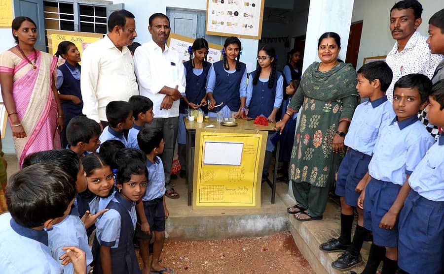 ವಿಜಯಪುರದ ಜೇಸಿಸ್ ವಿದ್ಯಾಸಂಸ್ಥೆಯ ಆವರಣದಲ್ಲಿ ಶಾಲಾ ಮಕ್ಕಳು ವಿಜ್ಞಾನ ಪ್ರಯೋಗಗಳನ್ನು ಮಾಡಿ ತೋರಿಸಿದರು