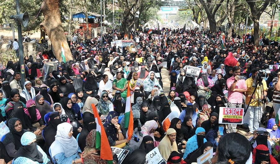 ಎನ್ಆರ್ಸಿ ಮತ್ತು ಸಿಎಎ ಕಾಯ್ದೆ ಜಾರಿ ವಿರೋಧಿಸಿ ತುಮಕೂರು ಜಿಲ್ಲೆ ಪ್ರಗತಿಪರ ಮಹಿಳಾ ಸಂಘಟನೆಗಳ ಒಕ್ಕೂಟದ ನೇತೃತ್ವದಲ್ಲಿ ಮಹಿಳೆಯರು ನಗರದ ಟೌನ್ಹಾಲ್ನಲ್ಲಿ ಬೃಹತ್ ಪ್ರತಿಭಟನೆ ನಡೆಸಿದರು.