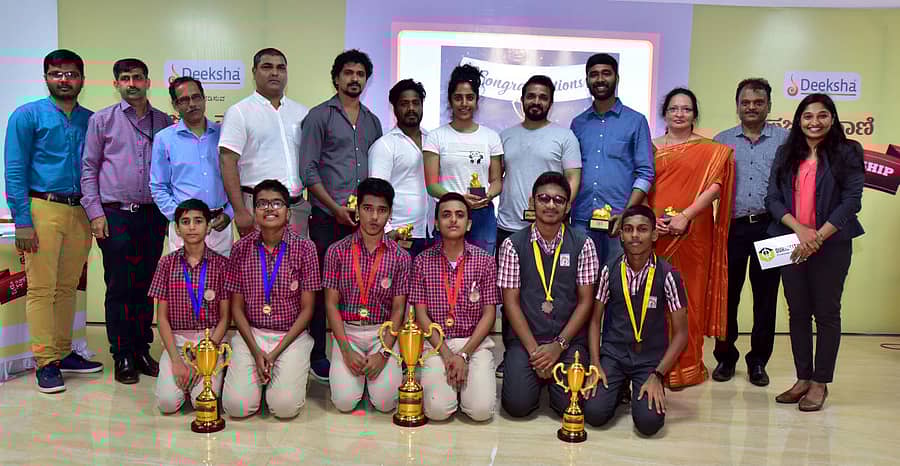 ‘ಪ್ರಜಾವಾಣಿ ಹಾಗೂ ಡೆಕ್ಕನ್ ಹೆರಾಲ್ಡ್’ ರಸಪ್ರಶ್ನೆ ಸ್ಪರ್ಧೆಯಲ್ಲಿ ಬ್ರಹ್ಮಾವರದ ಲಿಟಲ್ ರಾಕ್ ತಂಡ (ಮಧ್ಯದಲ್ಲಿರುವ ವಿದ್ಯಾರ್ಥಿಗಳು) ಅಗ್ರಸ್ಥಾನ ಪಡೆದುಕೊಂಡರು.