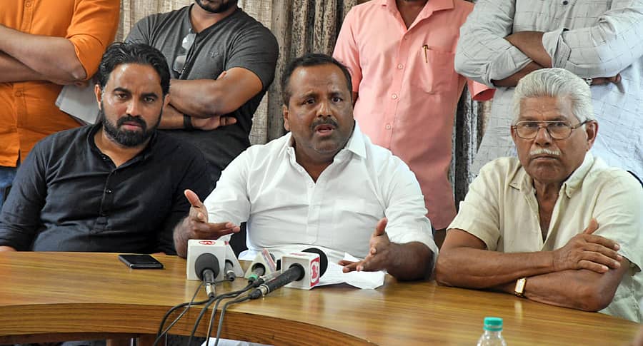 ಶಾಸಕ ಯು.ಟಿ.ಖಾದರ್‌ ಗುರುವಾರ ಪತ್ರಿಕಾಗೋಷ್ಠಿಯಲ್ಲಿ ಮಾತನಾಡಿದರು.– ಪ್ರಜಾವಾಣಿ ಚಿತ್ರ