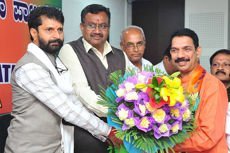 ಸಚಿವ ಸಿ.ಟಿ.ರವಿ, ಬಿಜೆಪಿ ವಕ್ತಾರ ಶ್ರೀ ಅಶ್ವಥ್ ನಾರಾಯಣ್, ಉಪಚುನಾವಣಾಧಿಕಾರಿಗಳಾದ ಹಾಲಪ್ಪ ಆಚಾರ್ ಅವರು ಬೆಂಗಳೂರು ಬಿಜೆಪಿ ಕೇಂದ್ರ ಕಾರ್ಯಾಲಯದಲ್ಲಿ ನಳಿನ್ ಕುಮಾರ್ ಕಟೀಲ್ ಅವರನ್ನು ರಾಜ್ಯ ಬಿಜೆಪಿ ಪೂರ್ಣಾವಧಿ ಅಧ್ಯಕ್ಷರನ್ನಾಗಿ ಘೋಷಣೆ ಮಾಡಿದರು.