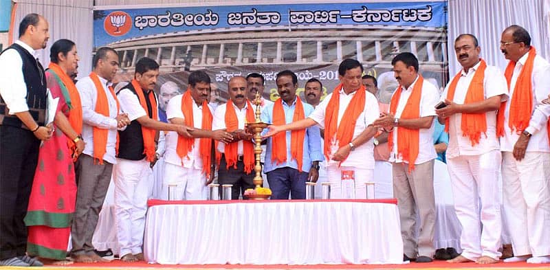 ಮಡಿಕೇರಿಯ ಗಾಂಧಿ ಮೈದಾನದಲ್ಲಿ ಪೌರತ್ವ ಕಾಯ್ದೆ ಬೆಂಬಲಿಸಿ ಜಿಲ್ಲಾ ಬಿಜೆಪಿ ವತಿಯಿಂದ ನಡೆದ ಜನಜಾಗೃತಿ ಸಭೆಗೆ ಬಿಜೆಪಿ ರಾಜ್ಯ ಉಪಾಧ್ಯಕ್ಷ ರಹೀಂ ಉಚ್ಚಿಲ ಚಾಲನೆ ನೀಡಿದರು.