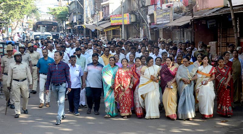 ಬೆಳಗಾವಿಯಲ್ಲಿ ಶುಕ್ರವಾರ ನಡೆದ ‘ಹುತಾತ್ಮರ ದಿನ’ ಕಾರ್ಯಕ್ರಮಕ್ಕೆ ಮುನ್ನ ಮಹಾರಾಷ್ಟ್ರ ಏಕೀಕರಣ ಸಮಿತಿ (ಎಂಇಎಸ್) ಮುಖಂಡರು ಹಾಗೂ ಕಾರ್ಯಕರ್ತರು ಮೆರವಣಿಗೆಯಲ್ಲಿ ಬಂದರು