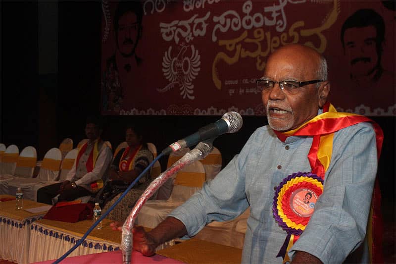 ಕೋಲಾರ ಜಿಲ್ಲಾ ಕನ್ನಡ ಸಾಹಿತ್ಯ ಸಮ್ಮೇಳನದಲ್ಲಿ ಗುರುವಾರ ಕೃಷಿ ಮತ್ತು ಪರಿಸರದ ಪ್ರಶ್ನೆಗಳು ಕುರಿತು ನಡೆದ ಗೋಷ್ಠಿಯಲ್ಲಿ ನಿವೃತ್ತ ಪ್ರಾಂಶುಪಾಲ ಪ್ರೊ.ಶಿವನಂಜಯ್ಯ ಬಾಳೇಕಾಯಿ ಮಾತನಾಡಿದರು.