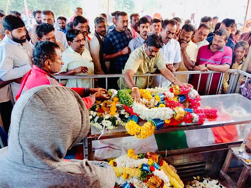 ಹುತಾತ್ಮ ಯೋಧ ವೆಂಕಟನರಸಿಂಹಮೂರ್ತಿ ಅವರ ಪಾರ್ಥೀವ ಶರೀರಕ್ಕೆ ಶಾಸಕ ಎ.ಮಂಜುನಾಥ ಹೂಮಾಲೆ ಹಾಕಿ ಗೌರವನಮನ ಸಲ್ಲಿಸಿದರು.