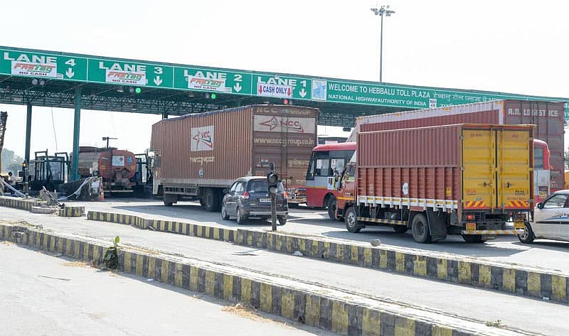 ಹೆಬ್ಬಾಳು ಟೋಲ್ ಪ್ಲಾಜಾದಲ್ಲಿ ಚಿತ್ರದುರ್ಗದಿಂದ ದಾವಣಗೆರೆ ಕಡೆಗೆ ಹೋಗುವ ಫಾಸ್ಟ್ಯಾಗ್ ಲೇನ್ನಲ್ಲಿ ಗುರುವಾರ ಮಂದಗತಿಯಲ್ಲಿ ವಾಹನ ಸಾಗಿದ್ದರಿಂದ ವಾಹನ ದಟ್ಟಣೆ ಕಂಡುಬಂತು. –ಪ್ರಜಾವಾಣಿ ಚಿತ್ರ/ ಸತೀಶ ಬಡಿಗೇರ್