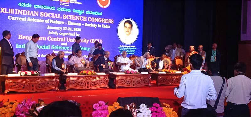 ಸಮಾವೇಶದಲ್ಲಿ ಮುಖ್ಯಮಂತ್ರಿ ಬಿ.ಎಸ್‌.ಯಡಿಯೂರಪ್ಪ ಸೇರಿದಂತೆ ಹಲವು ಗಣ್ಯರು ಉಪಸ್ಥಿತರಿದ್ದರು.