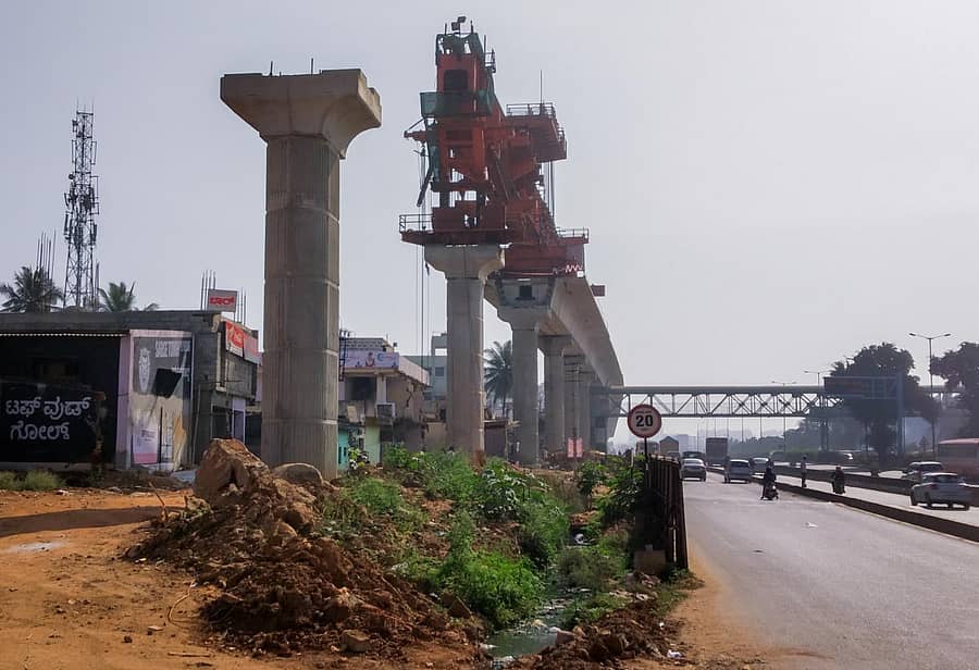 ಮಾದನಾಯಕನಹಳ್ಳಿ (ಬಿಐಇಸಿ) ಬಳಿ ಶುಕ್ರವಾರ ಮೆಟ್ರೊ ಪಿಲ್ಲರ್‌ ಅಳವಡಿಕೆ ಕಾರ್ಯ ನಡೆಯುತ್ತಿತ್ತು  ಪ್ರಜಾವಾಣಿ ಚಿತ್ರ 