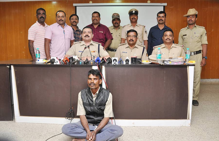 ಆರೋಪಿ ಸಿದ್ದರಾಜುವನ್ನು (ಕೆಳಗೆ ಕುಳಿತವರು) ಬಂಧಿಸಿದ ಪೊಲೀಸರ ತಂಡದೊಂದಿಗೆ ಎಸ್‌ಪಿ ಆನಂದಕುಮಾರ್‌ ಹಾಗೂ ಡಿವೈಎಸ್‌ಪಿ ಜೆ.ಮೋಹನ್‌ ಹಾಗೂ ಇನ್‌ಸ್ಪೆಕ್ಟರ್‌ ಎನ್‌.ಸಿ.ನಾಗೇಗೌಡ