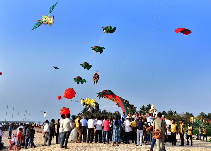 ಪಣಂಬೂರು ಬೀಚ್ನಲ್ಲಿ ನಡೆದ ಗಾಳಿಪಟ ಉತ್ಸವದಲ್ಲಿ ಪಾಲ್ಗೊಂಡಿದ್ದ ಜನರು