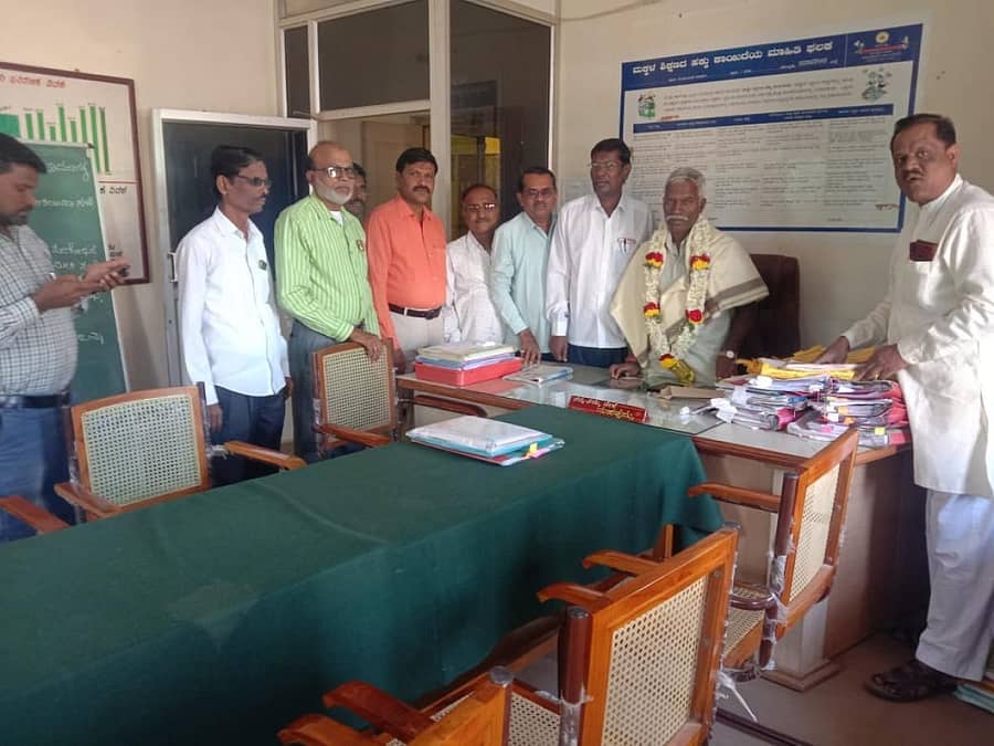 ಯಾದಗಿರಿಯ ಸಾರ್ವಜನಿಕ ಶಿಕ್ಷಣ ಇಲಾಖೆಯ ಉಪನಿರ್ದೇಶಕರಾಗಿ ಶ್ರೀನಿವಾಸರೆಡ್ಡಿ ಶುಕ್ರವಾರ ಅಧಿಕಾರಿ ಸ್ವೀಕರಿಸಿದರು. ಡಿಡಿಪಿಐ ಕಚೇರಿಯ ಸಿಬ್ಬಂದಿ ಇದ್ದರು