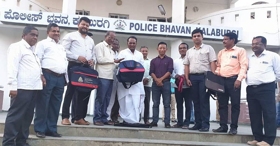 ಸಾಹಿತ್ಯ ಸಮ್ಮೇಳನದ ಪ್ರತಿನಿಧಿಗಳಿಗೆ ನೀಡಲಾಗುವ ಟ್ರಾವೆಲ್ ಬ್ಯಾಗ್ಗಳನ್ನು ನೋಂದಣಿ ಸಮಿತಿ ಅಧ್ಯಕ್ಷ ತಿಪ್ಪಣ್ಣಪ್ಪ ಕಮಕನೂರ ಪ್ರದರ್ಶಿಸಿದರು. ಸಮಿತಿ ಕಾರ್ಯಾಧ್ಯಕ್ಷರಾದ ರಮೇಶ ಸಂಗಾ, ಯಡಾ ಮಾರ್ಟಿನ್ ಮಾರ್ಬನ್ಯಾಂಗ್ ಇತರರು ಇದ್ದರು