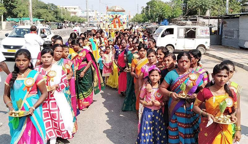 ಸಿಂಧನೂರಿಗೆ ಬಂದ ಜ್ಯೋತಿಯಾತ್ರೆಯನ್ನು ಸ್ವಾಗತಿಸಿಕೊಂಡು ಮೇದಾರ ಪೀಠದ ಇಮ್ಮಡಿ ಬಸವ ಕೇತೇಶ್ವರ ಸ್ವಾಮೀಜಿ ಅವರನ್ನು ಸಾರೋಟದಲ್ಲಿ ಶುಕ್ರವಾರ ಮೆರವಣಿಗೆ ಮಾಡಲಾಯಿತು.