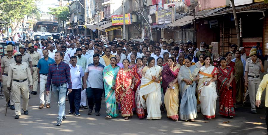 ಬೆಳಗಾವಿಯಲ್ಲಿ ಶುಕ್ರವಾರ ನಡೆದ ‘ಹುತಾತ್ಮರ ದಿನ’ ಕಾರ್ಯಕ್ರಮಕ್ಕೆ ಮುನ್ನ ಮಹಾರಾಷ್ಟ್ರ ಏಕೀಕರಣ ಸಮಿತಿ (ಎಂಇಎಸ್) ಮುಖಂಡರು ಹಾಗೂ ಕಾರ್ಯಕರ್ತರು ಮೆರವಣಿಗೆಯಲ್ಲಿ ಬಂದರು