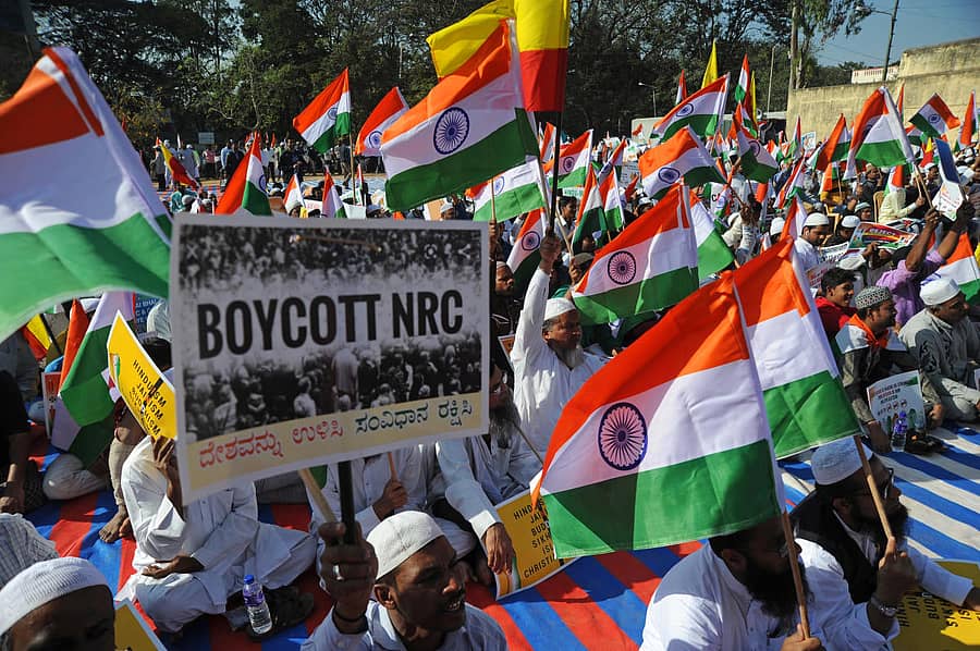 ಸ್ವಾತಂತ್ರ್ಯ ಉದ್ಯಾನದಲ್ಲಿ ಶುಕ್ರವಾರ ನಡೆದ ಪ್ರತಿಭಟನೆಯಲ್ಲಿ ರಾಷ್ಟ್ರಧ್ವಜ ಪ್ರದರ್ಶಿಸಲಾಯಿತು – ಪ್ರಜಾವಾಣಿ ಚಿತ್ರ