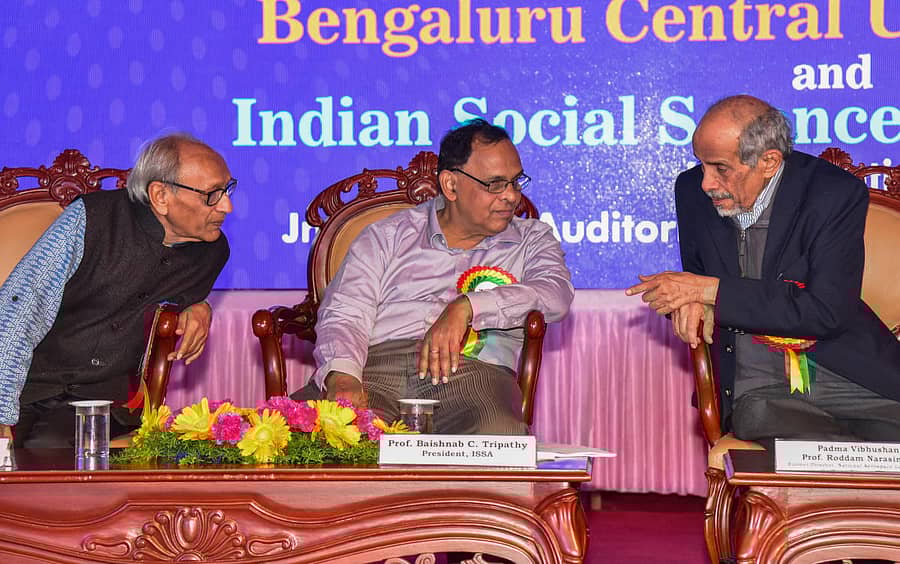 ಬೆಂಗಳೂರಿನಲ್ಲಿ ಶುಕ್ರವಾರ 43ನೇ ಭಾರತೀಯ ಸಮಾಜ ವಿಜ್ಞಾನ ಕಾಂಗ್ರೆಸ್ನಲ್ಲಿ ಹಿರಿಯ ವಿಜ್ಞಾನಿ ಪ್ರೊ.ರೊದ್ದಂ ನರಸಿಂಹ ಅವರು (ಬಲಬದಿ) ಭಾರತೀಯ ಸಮಾಜ ವಿಜ್ಞಾನ ಅಕಾಡೆಮಿಯ ಅಧ್ಯಕ್ಷ ಪ್ರೊ.ಬಿ.ಸಿ.ತ್ರಿಪಾಠಿ (ಮಧ್ಯಭಾಗ) ಮತ್ತು ಮುಂದಿನ ಅವಧಿಗೆ ಅಧ್ಯಕ್ಷರಾಗಿ ಆಯ್ಕೆಯಾಗಿರುವ ಪ್ರೊ.ಅಶೋಕ್ ಜೈನ್ ಜತೆ ಚರ್ಚೆ ನಡೆಸಿದರು –ಪ್ರಜಾವಾಣಿ ಚಿತ್ರ