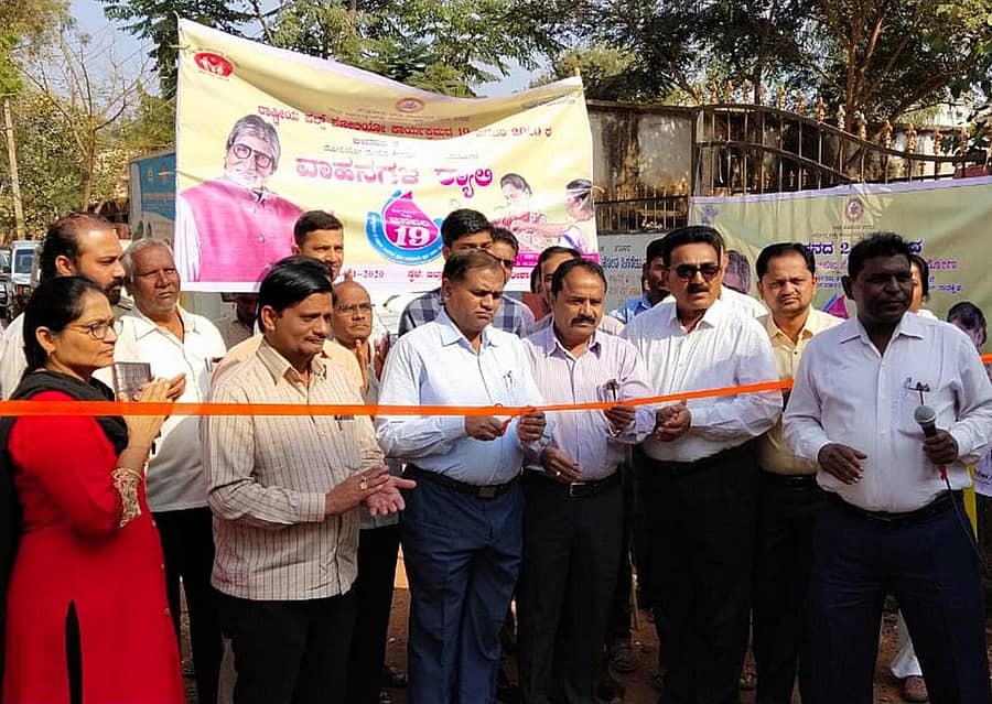 ಬೀದರ್ನಲ್ಲಿ ಶನಿವಾರ ಪೋಲಿಯೊ ಲಸಿಕೆ ಜಾಗೃತಿಗಾಗಿ ವಾಹನಗಳ ರ್ಯಾಲಿಗೆ ಜಿಲ್ಲಾ ಆರೋಗ್ಯ ಮತ್ತು ಕುಟುಂಬ ಕಲ್ಯಾಣಾಧಿಕಾರಿ ಡಾ.ವೀರಣ್ಣಾ.ಜಿ.ರೆಡ್ಡಿ ಚಾಲನೆ ನೀಡಿದರು