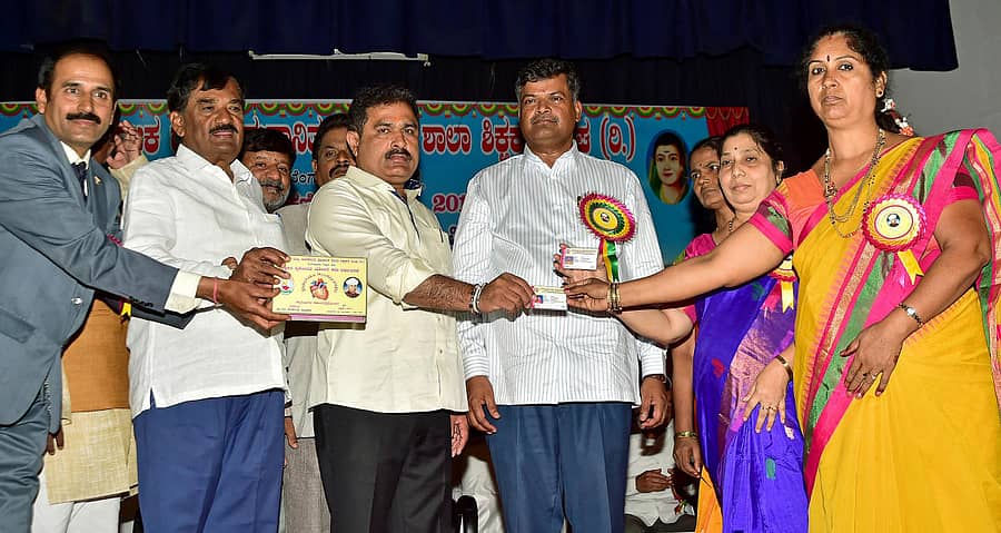 ಸಮಾವೇಶದಲ್ಲಿ ವಿಧಾನ ಪರಿಷತ್ ಸದಸ್ಯ ಪುಟ್ಟಣ್ಣ ಅವರು ಶಿಕ್ಷಕಿಯರಿಗೆ ‘ಹೃದಯ ನಿಧಿ’ ಆರೋಗ್ಯ ಕಾರ್ಡ್ ವಿತರಿಸಿದರು. ಸಂಘದ ಗೌರವ ಕಾರ್ಯಾಧ್ಯಕ್ಷ ಸೋ.ಪಾಲನೇತ್ರ, ವಿಧಾನ ಪರಿಷತ್ ಸದಸ್ಯ ಅ.ದೇವೇಗೌಡ ಮತ್ತು ರಾಜ್ಯ ಅನುದಾನಿತ ಪ್ರಾಥಮಿಕ ಶಾಲಾ ಶಿಕ್ಷಕರ ಸಂಘದ ರಾಜ್ಯ ಘಟಕದ ಅಧ್ಯಕ್ಷ ಡಾ.ಕೆ ಹನುಮಂತಪ್ಪ ಇದ್ದರು ಪ್ರಜಾವಾಣಿ ಚಿತ್ರ