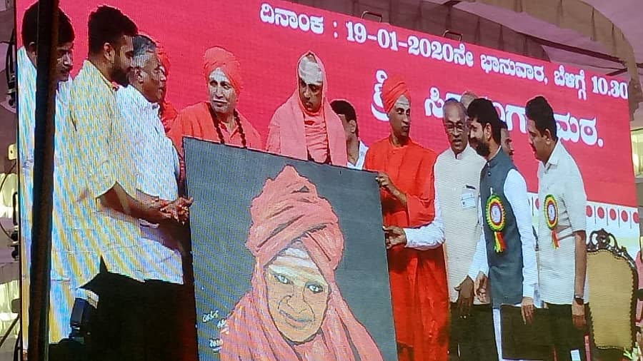 ಗುಬ್ಬಿಯ ಪರಮೇಶ್ ಐದು ಬೆರಳುಗಳನ್ನೇ ಕುಂಚ ಮಾಡಿಕೊಂಡು ಬಿಡಿಸಿದ ಶಿವಕುಮಾರ ಸ್ವಾಮೀಜಿ ಅವರ ಚಿತ್ರ.