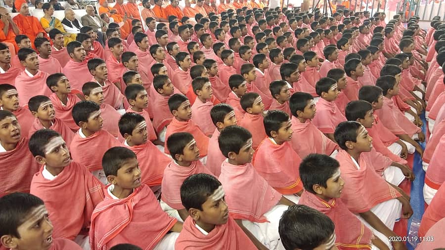 ಸಿದ್ಧಗಂಗಾ ಮಠದಲ್ಲಿ ನಡೆಯುತ್ತಿರುವ ಶಿವಕುಮಾರ ಸ್ವಾಮೀಜಿ ಸಂಸ್ಮರಣೆ ಕಾರ್ಯಕ್ರಮದಲ್ಲಿ ಪಾಲ್ಗೊಂಡಿರುವ ವಿದ್ಯಾರ್ಥಿಗಳು.