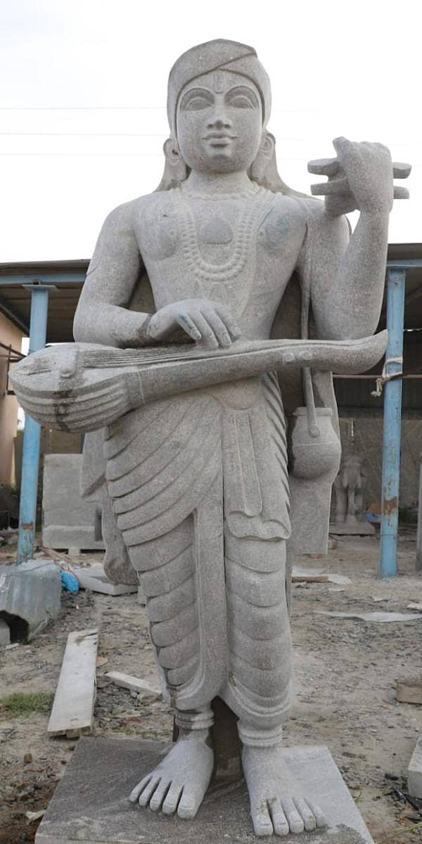 ಬೃಹತ್ ಏಕಶಿಲಾ ಪ್ರತಿಮೆ