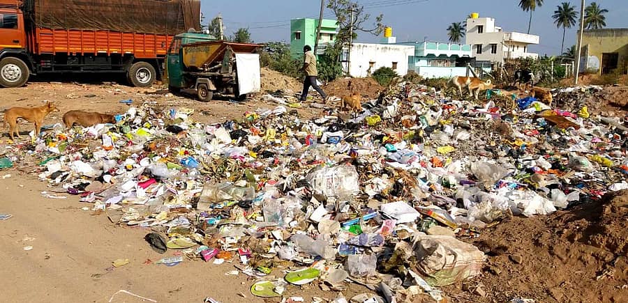 ವಿಜಯಪುರದ ದೊಡ್ಡಮೋರಿಯ ಸಮೀಪ ಹಾಕಿರುವ ಕಸದ ರಾಶಿ