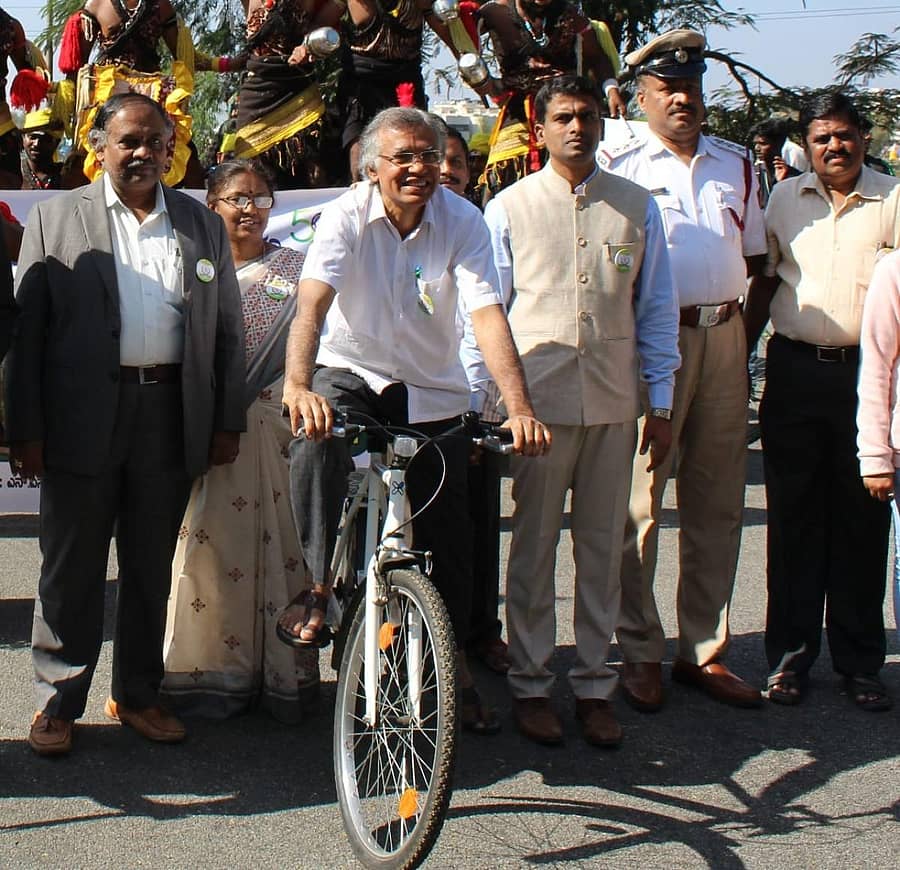 ಕೆ.ಆರ್.ವೇಣುಗೋಪಾಲ್ ಅವರು ಸೈಕಲ್ ತುಳಿಯುವ ಮೂಲಕ ರ್ಯಾಲಿಗೆ ಚಾಲನೆ ನೀಡಿದರು. ಕುಲಸಚಿವ ಬಿ.ಕೆ.ರವಿ, ಎನ್.ಸತೀಶಗೌಡ ಹಾಗೂ ವಿಶ್ವವಿದ್ಯಾಲಯದ ಸಿಬ್ಬಂದಿ ಇದ್ದರು.