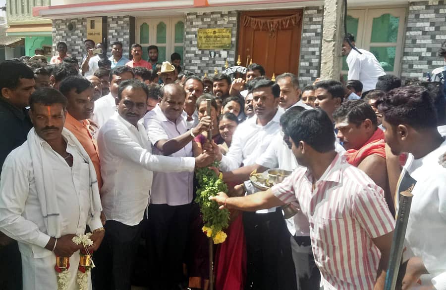 ವಿವಿಧ ಕಾಮಗಾರಿ ಚಾಲನೆ ಮತ್ತು ಫಲಾನುಭವಿಗಳಿಗೆ ವಿವಿಧ ಸವಲತ್ತು ವಿತರಣೆ -ಹೆಚ್.ಡಿ ಕುಮಾರಸ್ವಾಮಿ.