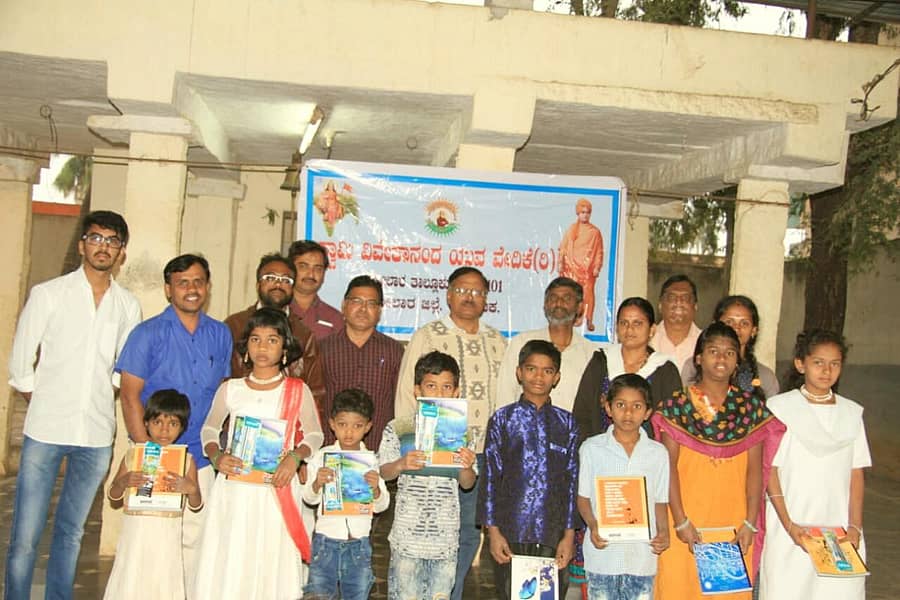 ಕೋಲಾರದಲ್ಲಿ ಸ್ವಾಮಿ ವಿವೇಕಾನಂದರ ಯುವ ವೇದಿಕೆಯಿಂದ ಭಾನುವಾರ ನಡೆದ ಸ್ವಾಮಿ ವಿವೇಕಾನಂದರ ಜಯಂತಿ ಆನಾಥಾಶ್ರಮ ವಿದ್ಯಾರ್ಥಿಗಳಿಗೆ ಕಲಿಕಾ ಸಮಾಗ್ರಿಗಳನ್ನು ವಿತರಿಸಲಾಯಿತು.