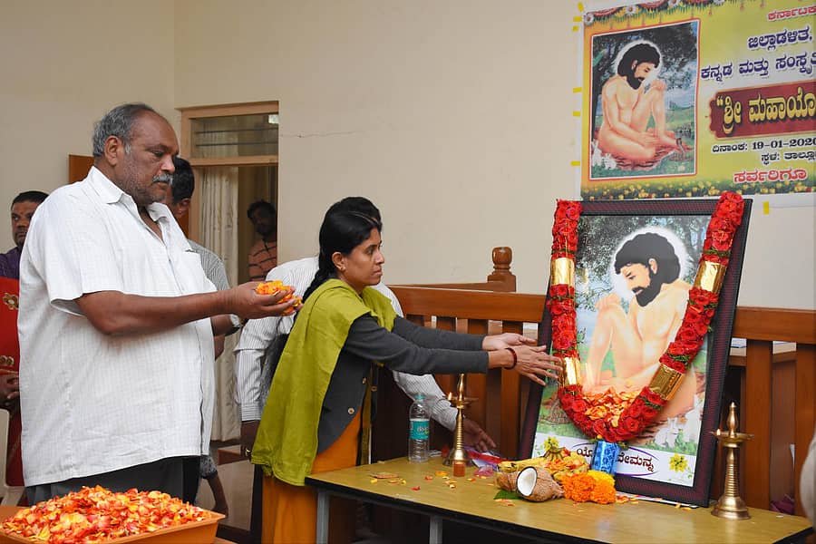 ಕಾರ್ಯಕ್ರಮದಲ್ಲಿ ಮಹಾಯೋಗಿ ವೇಮನ ಅವರ ಭಾವಚಿತ್ರಕ್ಕೆ ಅಧಿಕಾರಿಗಳು ಪುಷ್ಪನಮನ ಸಲ್ಲಿಸಿದರು.